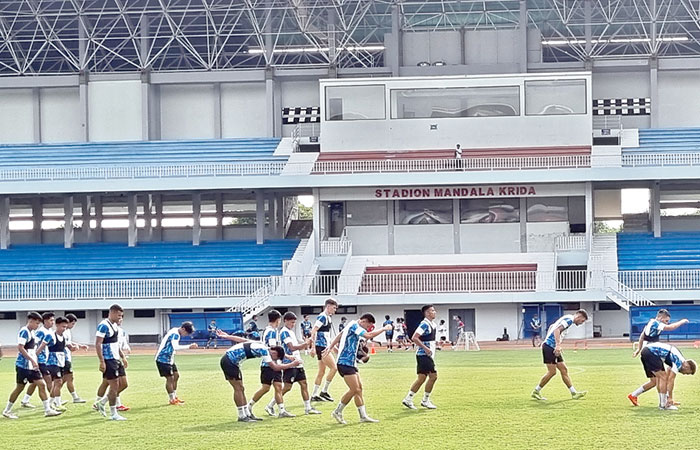 LATIHAN BERSAMA: Sesi latihan rutin tim PSIM Jogja di Stadion Mandala Krida.