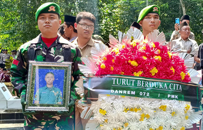 SANG PEJUANG: Prosesi pemakaman prajurit TNI Praka Amin Nurohman yang gugur saat bertugas di Papua Barat. Jenazah dimakamkan secara militer di area pemakaman umum Desa Banjurpasa