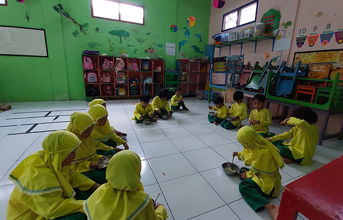 LAHAP: Siswa TK PAUD Aisyiyah Albha memakan masakan yang dibuat di dapur sekolah.
