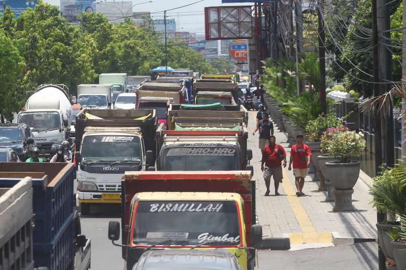 BERJAJAR: Truk penambang yang turun melakukan aksi demonstrasi di Kantor BBWSSO Rabu (15/10). Rekomtek belum turun, massa aksi memilih untuk bermalam di lokasi demo.