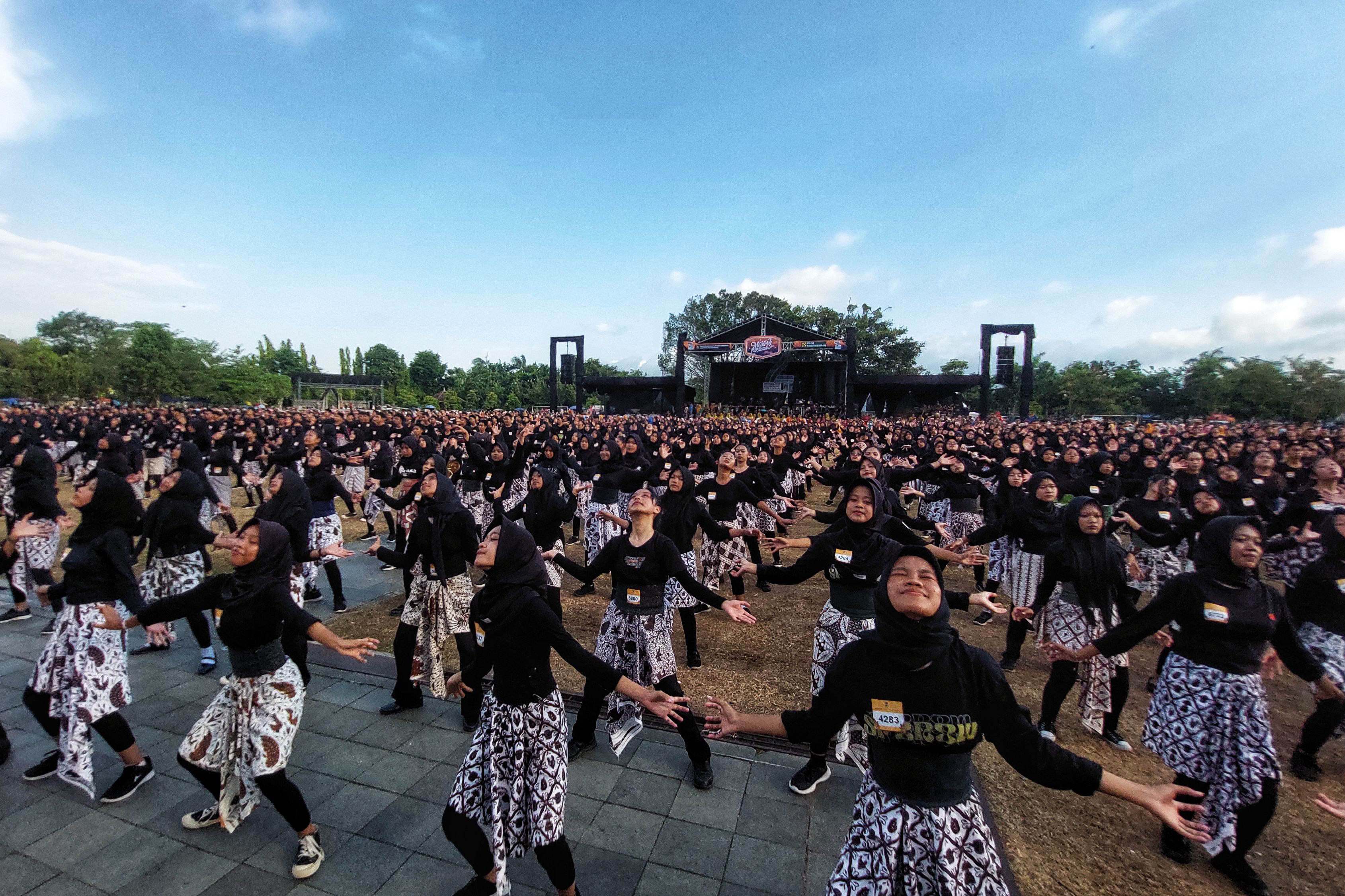 Ribuan penari menampilkan Beksan Wanara Sugriwa Subali dalam memeriahkan peringatan HUT Kabupaten Kulon Progo ke-74, di Alun-alun Wates, Kulon Progo, kemarin (15/10). Kulon Progo memecahkan rekor MURI
