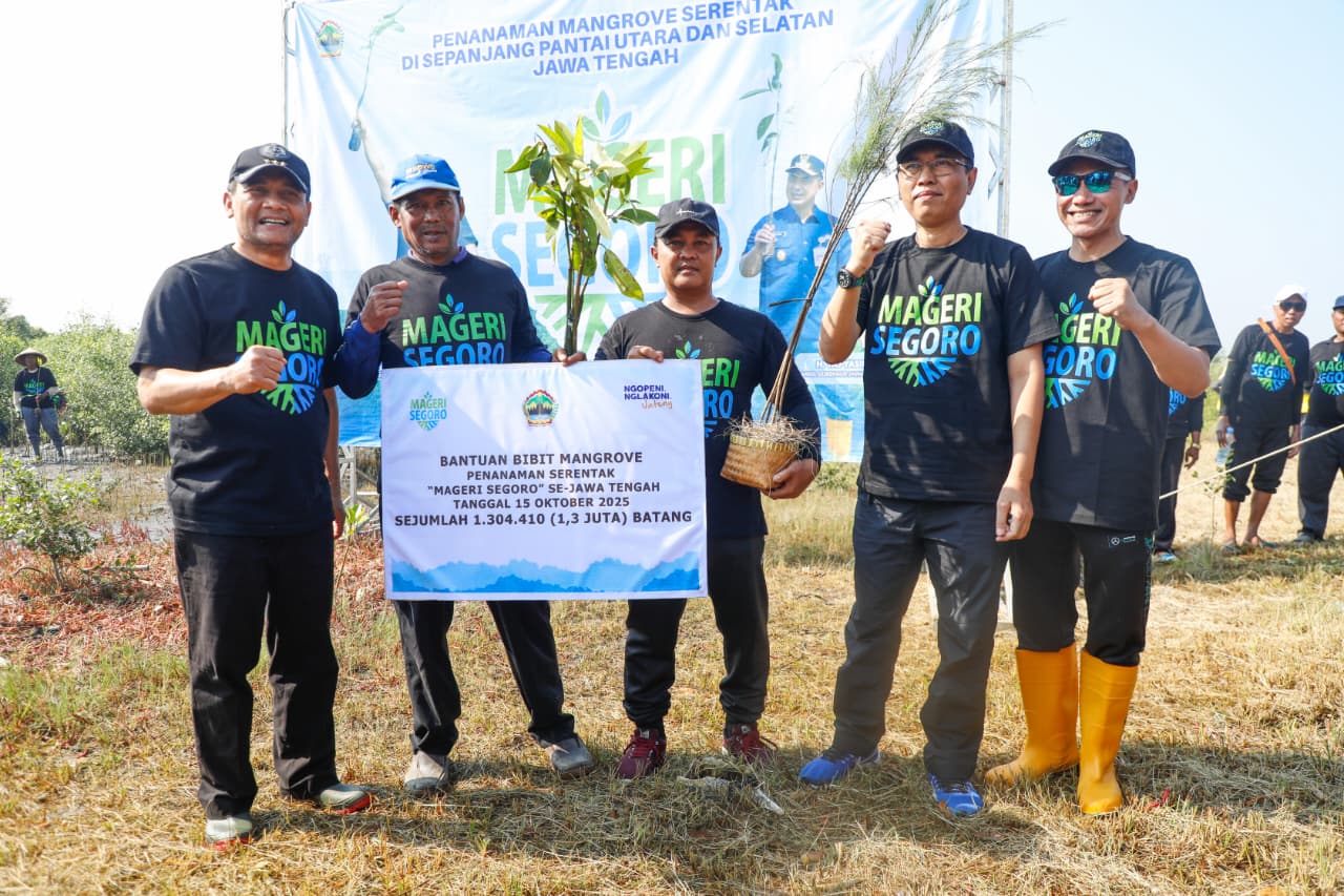 Penanaman mangrove secara serentak oleh Gubernur Jawa Tengah Ahmad Luthfi  di Pantai Muara Kencana