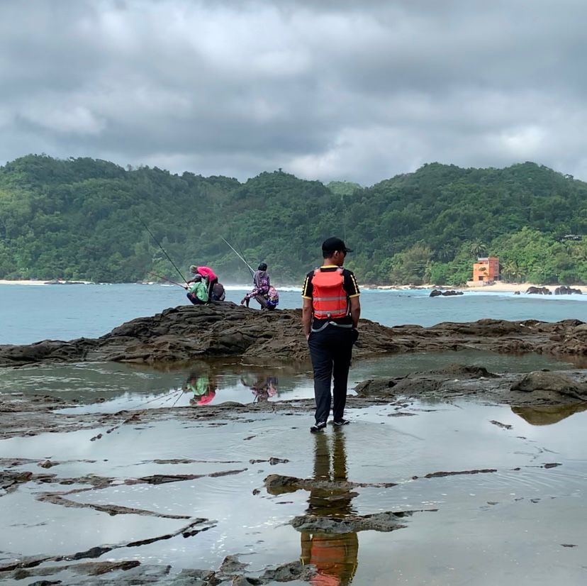 Pemancing di wilayah Pantai Wediombo memilih melakukan aktivitas dari tepian pantai selama gelombang tinggi berlangsung Rabu (15/10/2025).