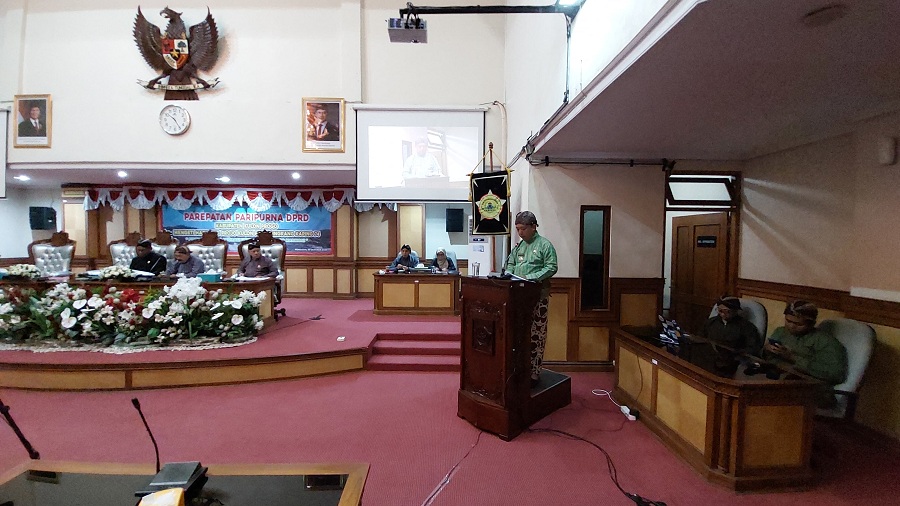 RAPAT: Rapat Paripurna DPRD Kulon Progo mengenakan pakaian adat jawa.