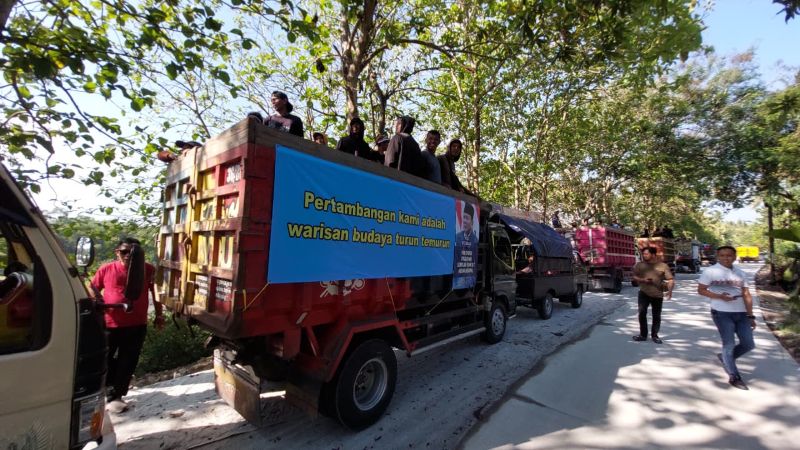 DEMO: Puluhan truk dan ratusan penambang konvoi dari Kulon Progo hingga BBWSSO.&nbsp;