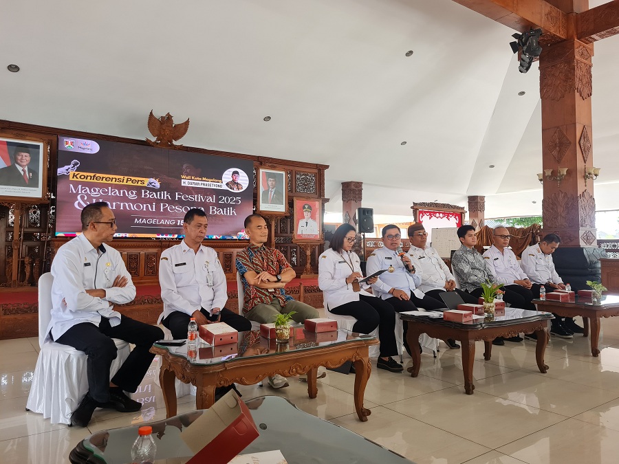 PAPARAN: Wali Kota Magelang didampingi jajarannya saat menjelaskan soal kegiatan bertajuk Harmoni Pesona Batik, Rabu (15/10/2025).