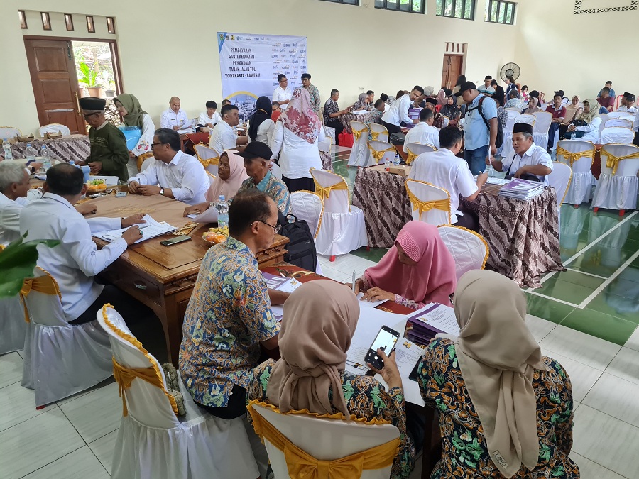 ANTRE: Warga terdampak proyek pembangunan jalan tol Jogja-Bawen mendapat uang ganti kerugian di Balai Desa Banyusari,&nbsp;Rabu (15/10/2025).