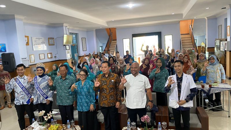 NUTRISI DAN BERGIZI: Kepala Dinas Kelautan dan Perikanan DIY R. Hery Sulistio Hermawan (batik coklat tiga dari kanan, Red) foto bersama narasumber dan peserta dialog interaktif, Rabu (15/10).