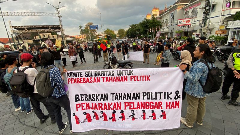 Sejumlah massa yang tergabung dalam Komite Solidaritas untuk Pembebasan Tahanan Politik Yogyakarta menggelar aksi di Titik Nol Kilometer Jogja, Rabu (15/10).