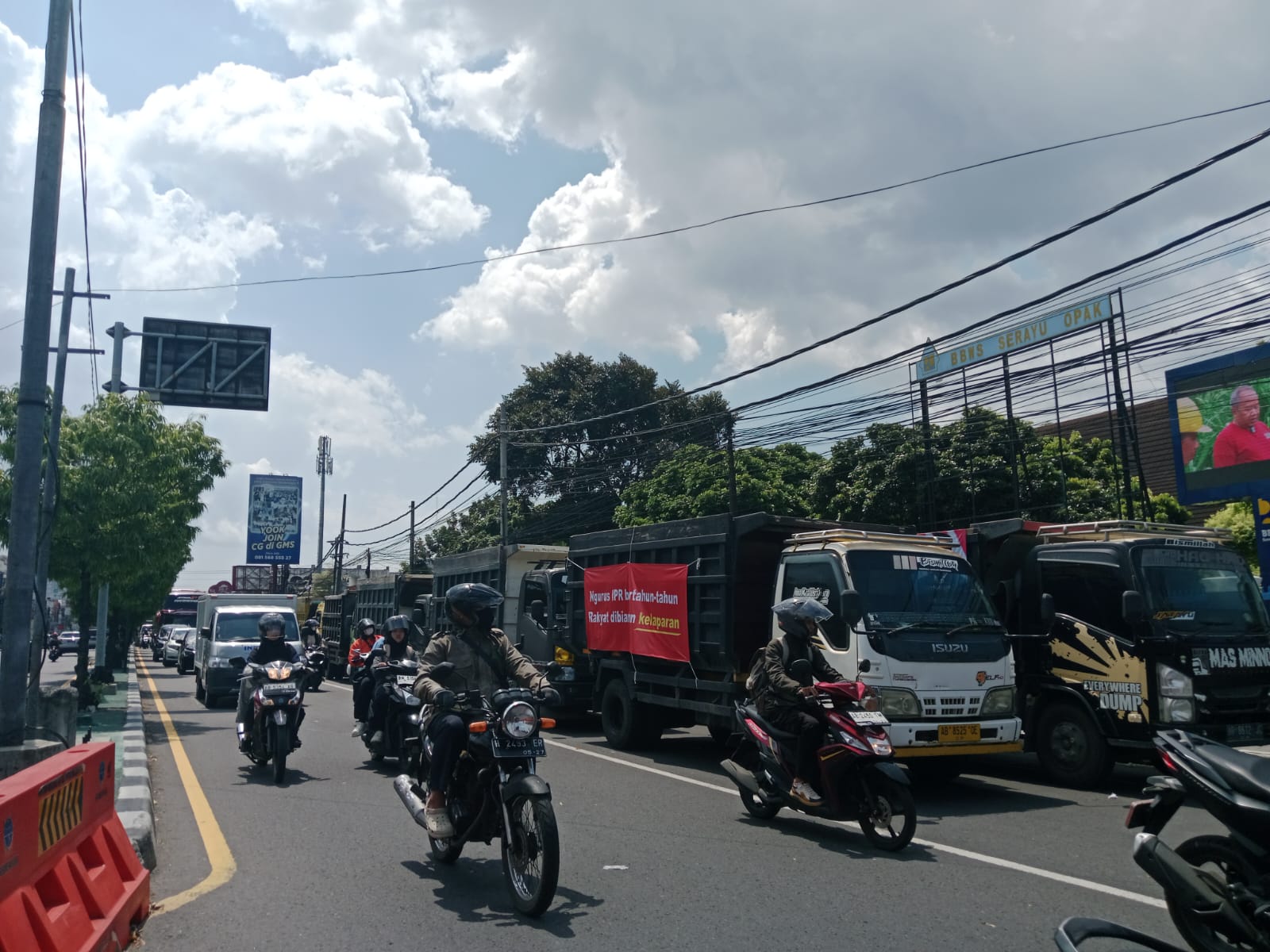 Truk pendemo yang berjajar di sejkitar kantor BBWSSO Rabu (15/10)
