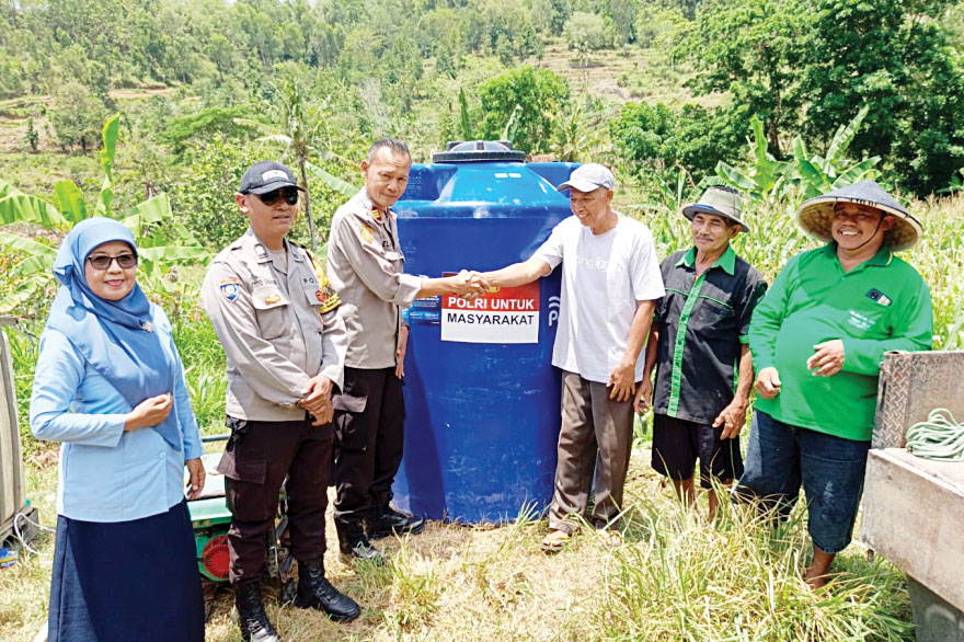 DISAMBUT WARGA: Penyerahan bantuan sumur bor, pompa air, dan tandon kepada masyarakat di Kalurahan Girirejo, Kapanewon Imogiri, Bantul, Selasa (14/10).