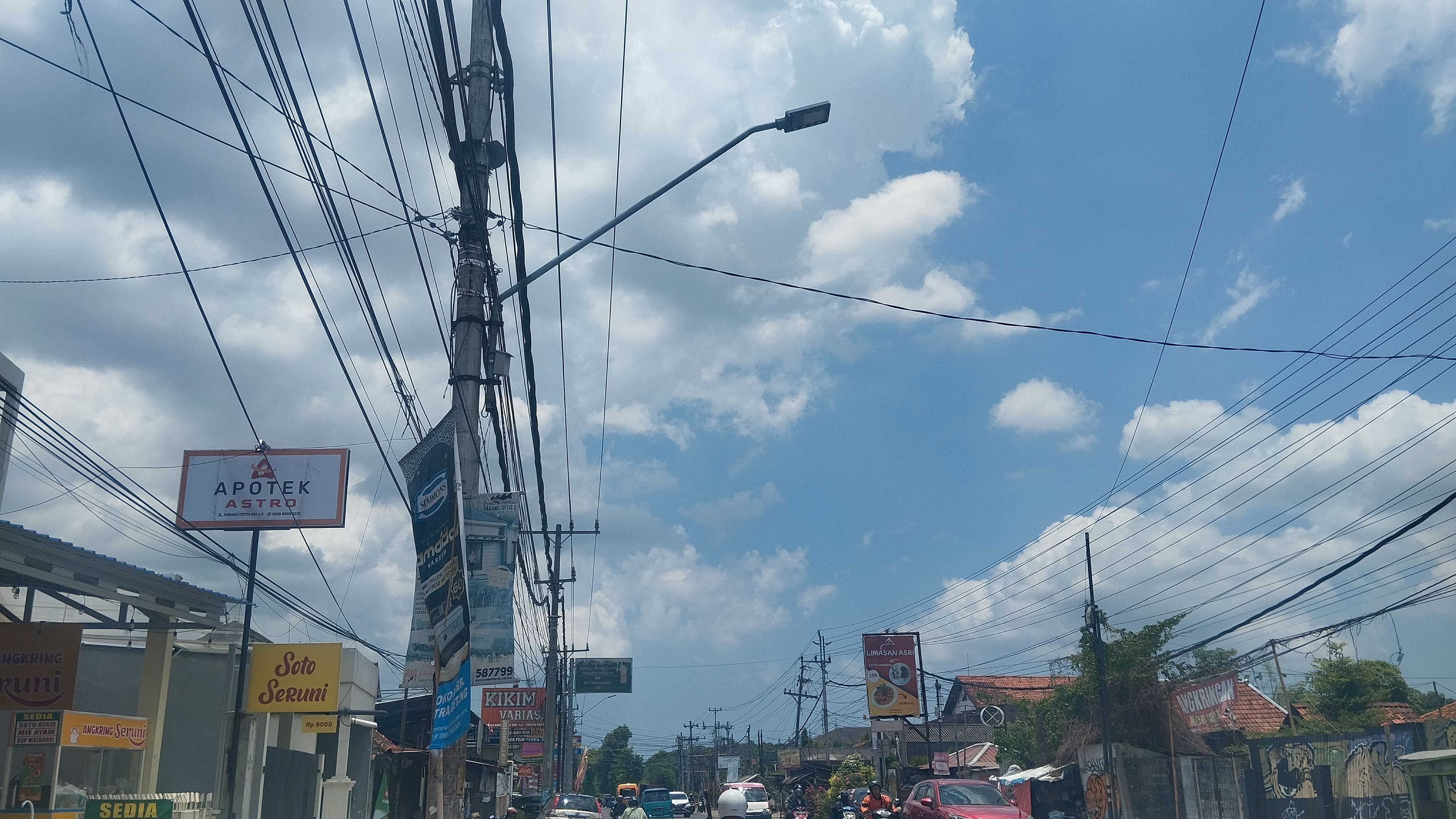 Cintia Yuliani/Radar Jogja  PENERANGAN: Lampu Penerangan Jalan Umum (PJU) yang berada di Jalan Parangtritis Kamis (16/10)&nbsp;