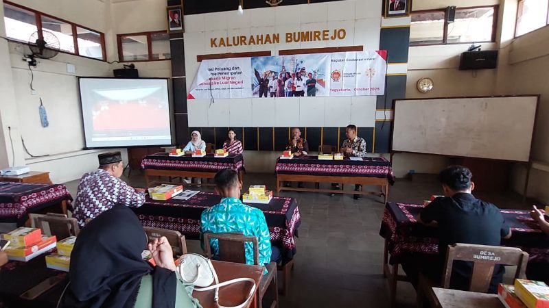 MATERI: Anggota Komisi D DPRD DIY Ika Damayanti menyampaikan peluang kerja di luar negeri.&nbsp;