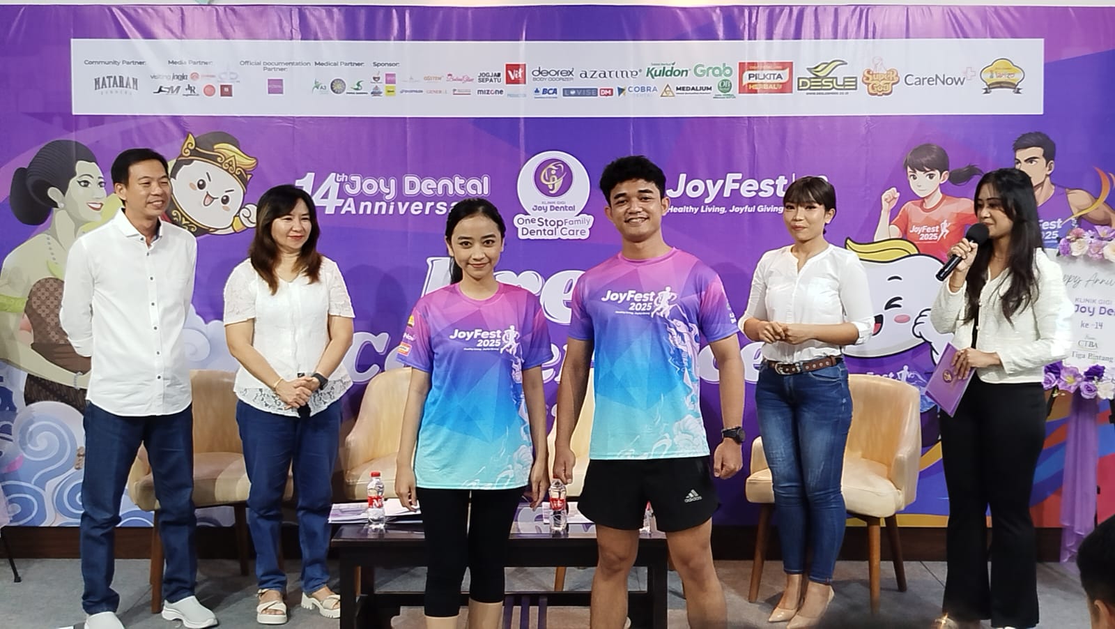 (Dari kiri) Eddy Mulianto, Yenny Maria, Wara Wibuti Wulandari, dan Lisiya Fatma Umami saat menunjukkan jersey JoyFest 2025, Kamis (16/10/2025).