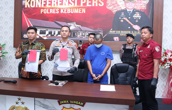 UNGKAP KASUS: Wakapolres Kebumen Kompol Fais Budiman memimpin konferensi pers terkait kasus tindak pidana penggelapan dalam jabatan, Kamis (16/10).
