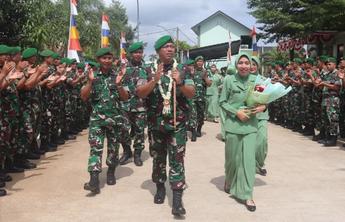 PEJABAT BARU: Letkol Inf Eko M Prihantono didampingi istri tiba di Makodim 0709/Kebumen, Kamis (16/10). Perwira TNI itu akan memimpin Kodim 0709/Kebumen untuk menggantikan pejabat sebelumnya.