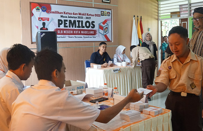 DEMOKRASI: Siswa SLB Negeri Kota Magelang mengikuti pemilihan ketua dan wakil ketua OSIS periode 2025-2026, Kamis (16/10).