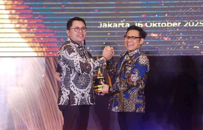 BERPRESTASI: Wali Kota Magelang (kiri) saat menerima penghargaan pada Puncak Penganugerahan Mandaya Awards 2025 di Ballroom Plaza Jamsostek, Jakarta, Kamis (16/10).