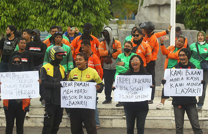 Puluhan pengemudi ojek online (ojol) melakukan aksi unjuk rasa di halaman DPRD DIY, Kamis siang (16/10).