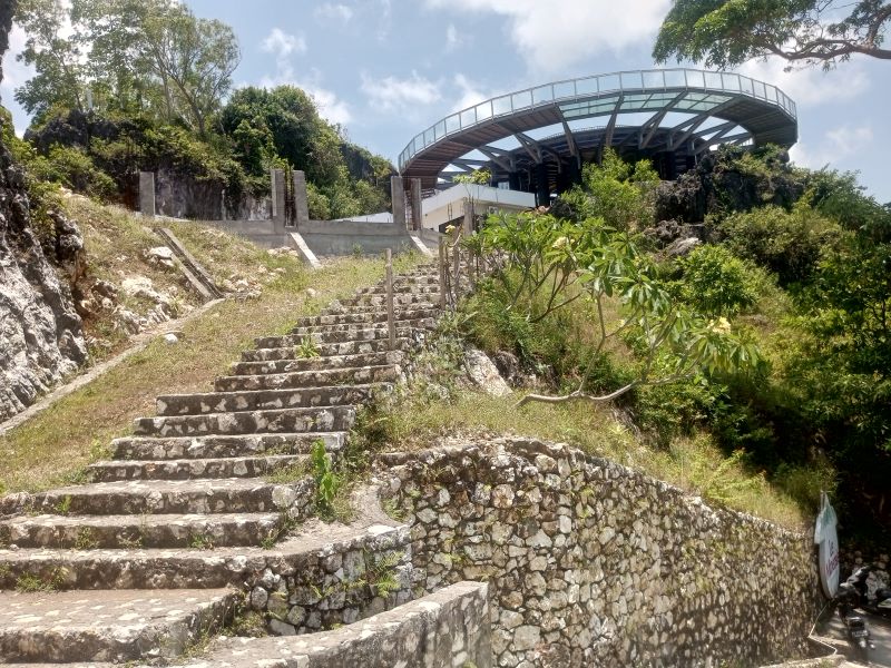 ILEGAL: Pembangunan Stone Valley Hotel & Resort di kawasan Pantai Pok Tunggal, Tepus belum mengantongi izin lingkungan.