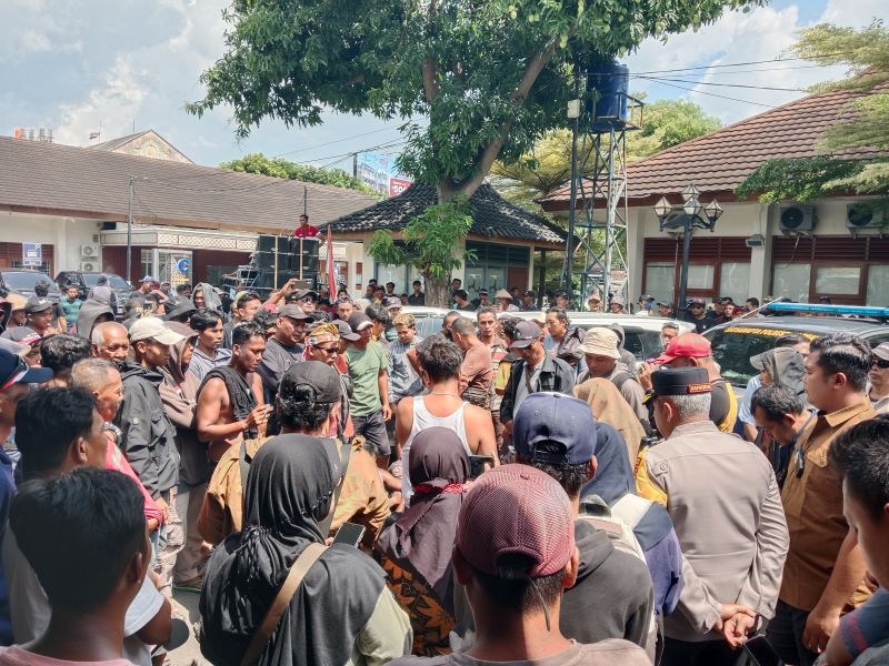UNJUK RASA: Penambang pasir rakyat Sungai Progo saat melakukan aksi di Kantor BBWSSO Rabu (15/10) lalu.