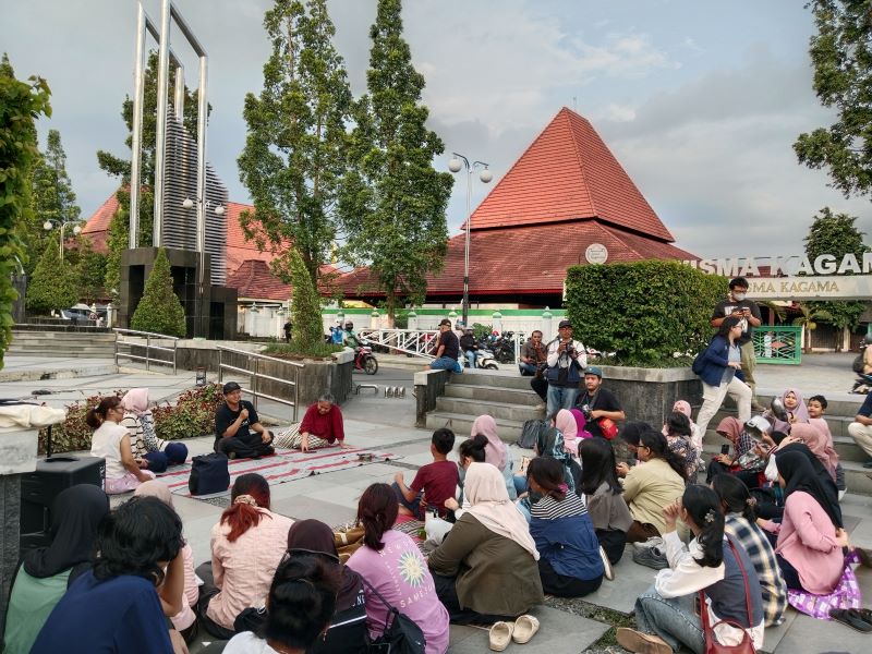 AKSI LANJUTAN: Ibu-ibu yang sebelumnya ikut protes soal MBG dengan memukul panci melanjutkan aksinya di Bundaran UGM Jumat (17/10).