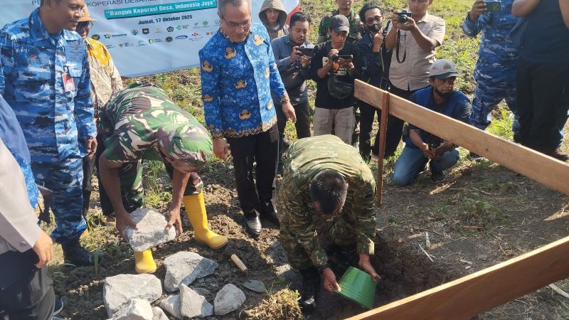 SIMBOLIS: Bupati Bantul Abdul Halim Muslih meletakkan batu pertama pembangunan KDMP di Wukirsari Jumat (17/10).