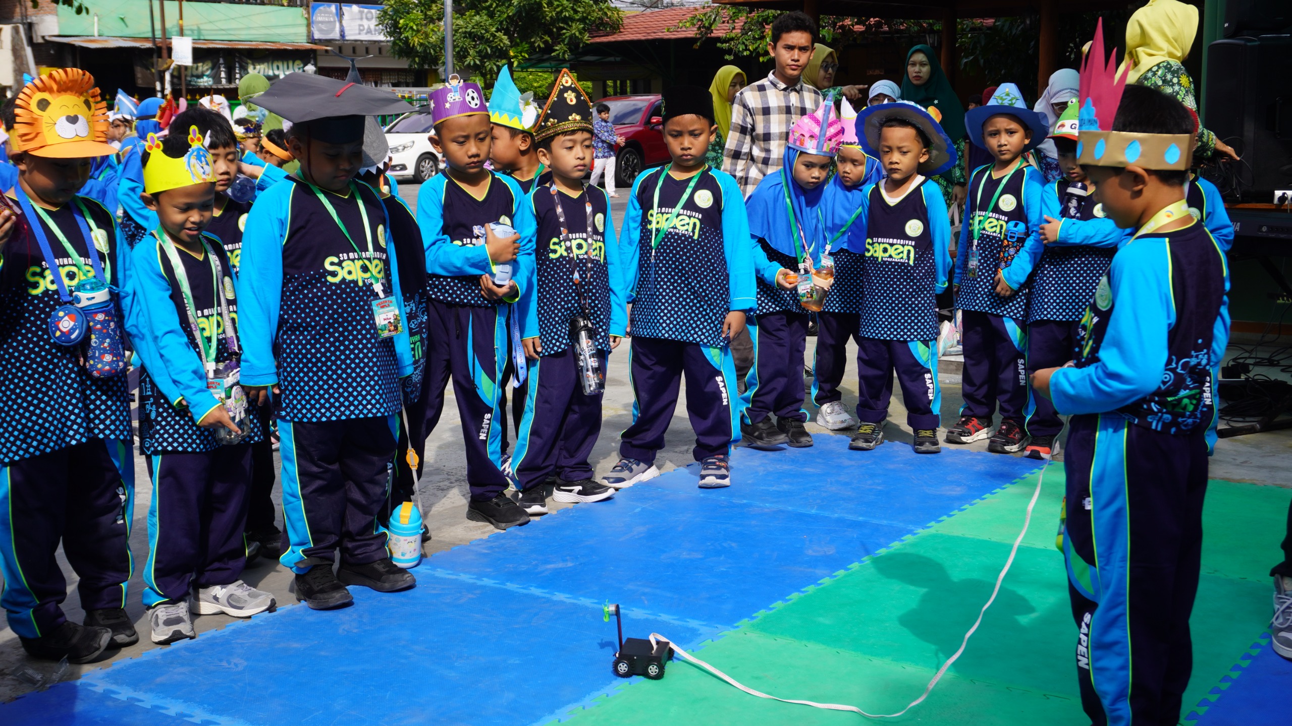 BERAGAM: Siswa SD Muhammadiyah Sapen saat mengikuti kegiatan robotik untuk meningkatkan kualitas dan karakter individu.