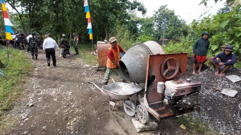 PADAT KARYA: Masyarakat Bergotongroyong memperbaikan jalan rusak.&nbsp;