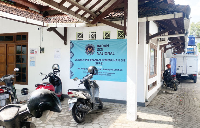 DISOROT: Suasana SPPG Wirobrajan pasca terjadi kasus keracunan di SMAN 1 Jogja yang diduga dari MBG yang diproduksi di SPPG ini, Jumat (17/10/2025).&nbsp;