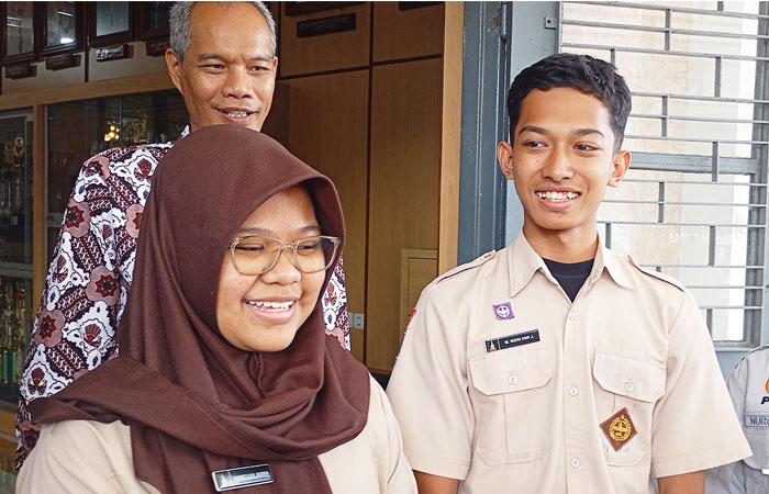 CERITA: Dua siswa kelas 12 SMAN 1 Jogja Kayvella Najwa Audria dan Muhammad Rizki Dwi J saat menyampaikan keterangannya, Jumat (17/10).