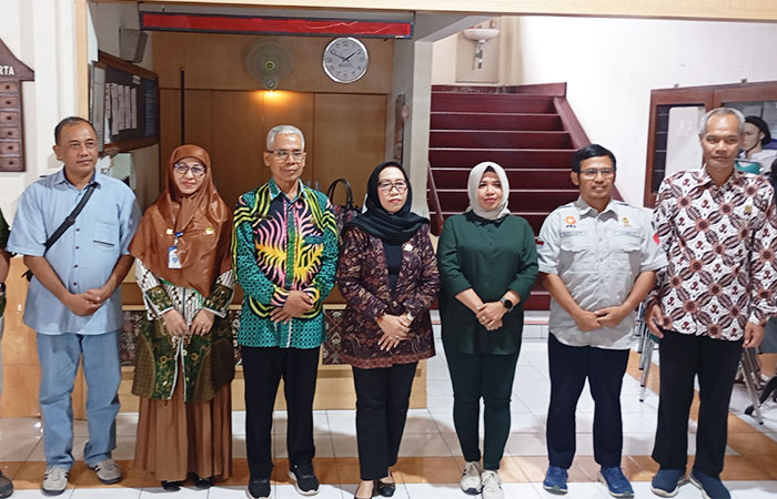 CEK: Ketua Komisi D DPRD Kota Jogja Darini bersama jajarannya saat menyampaikan keterangan di SMAN 1 Jogja, Jumat (17/10).