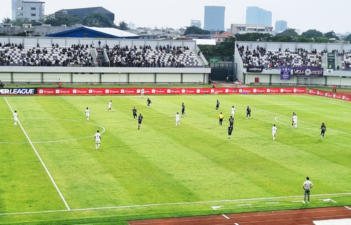 Pertandingan antara Persita Tangerang melawan PSIM Jogja di Indomilk Arena, Jumat (17/10/2025).