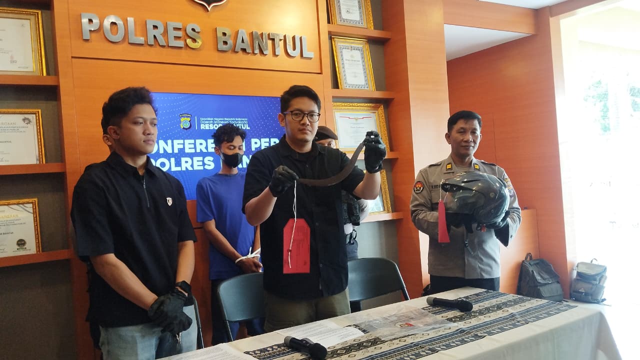 MENUNJUKKAN: Barang bukti kasus penganiayaan driver ojek online