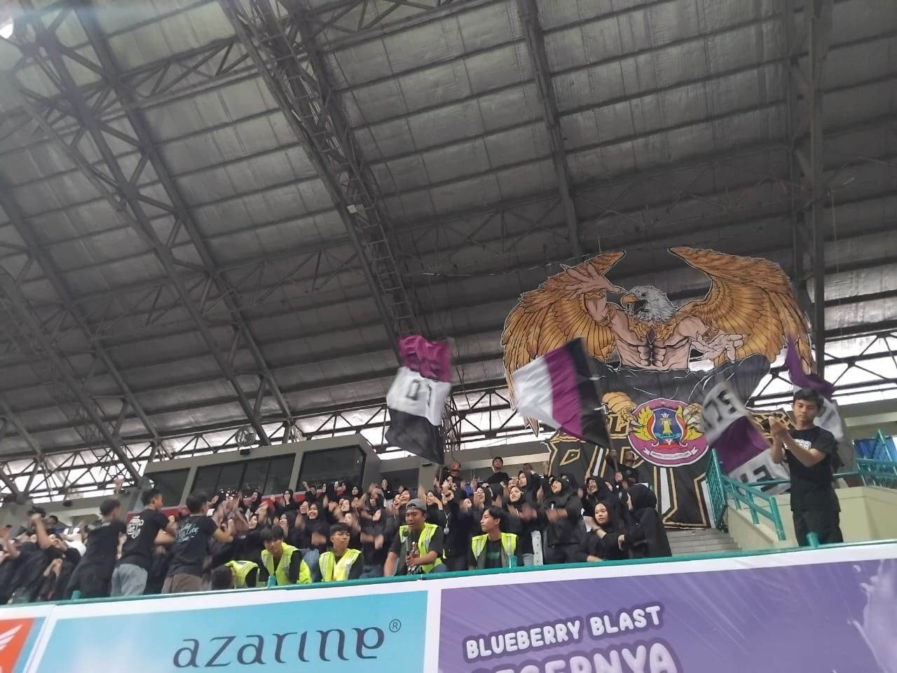 Para suporter SMAN 2 Bantul saat melakukan koreografi di GOR UNY, Sabtu (18/10).