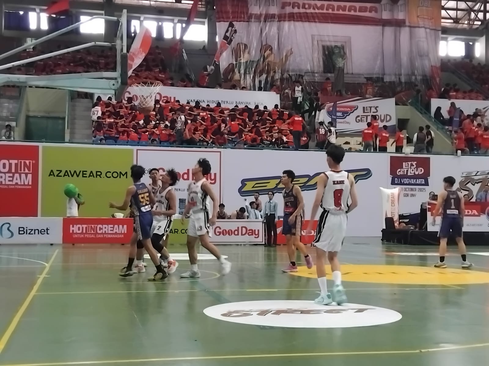 Tim bola basket putra SMAN 3 Yogyakarta saat melawan tim SMAN 1 Wates di GOR UNY, Sabtu (18/10).