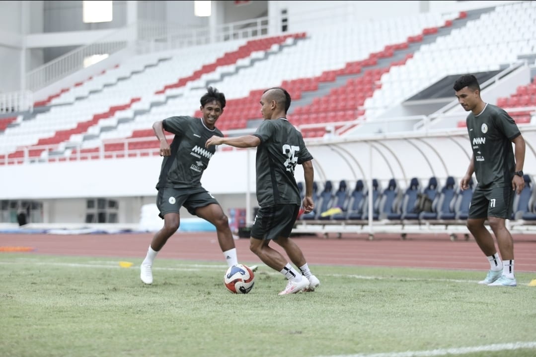 Sesi official training tim PSS Sleman di Stadion Jatidiri Semarang Sabtu (18/10).