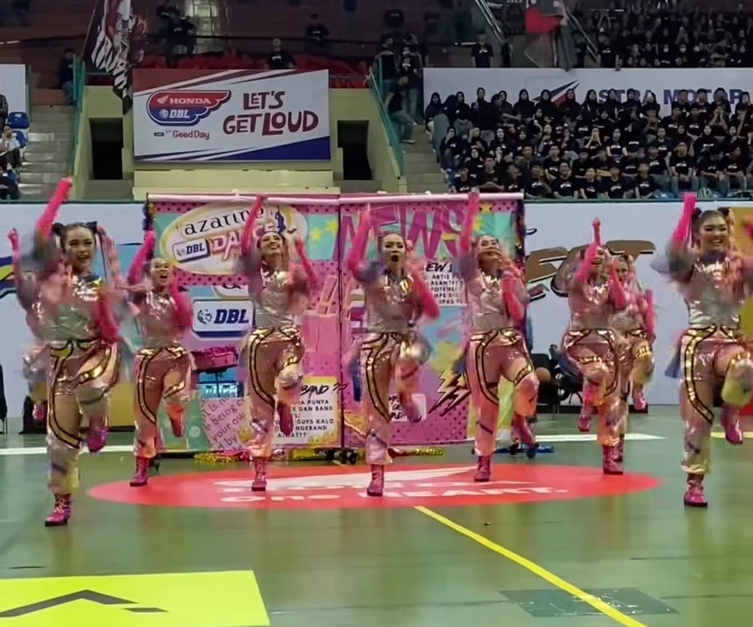 Tim dance Elforce dari SMAN 1 Kalasan saat tampil pada ajang Azarine DBL Dance Competition 2025-2026 Honda DBL with Kopi Good Day 2025 DI Yogyakarta, di GOR UNY, Sabtu (18/10)