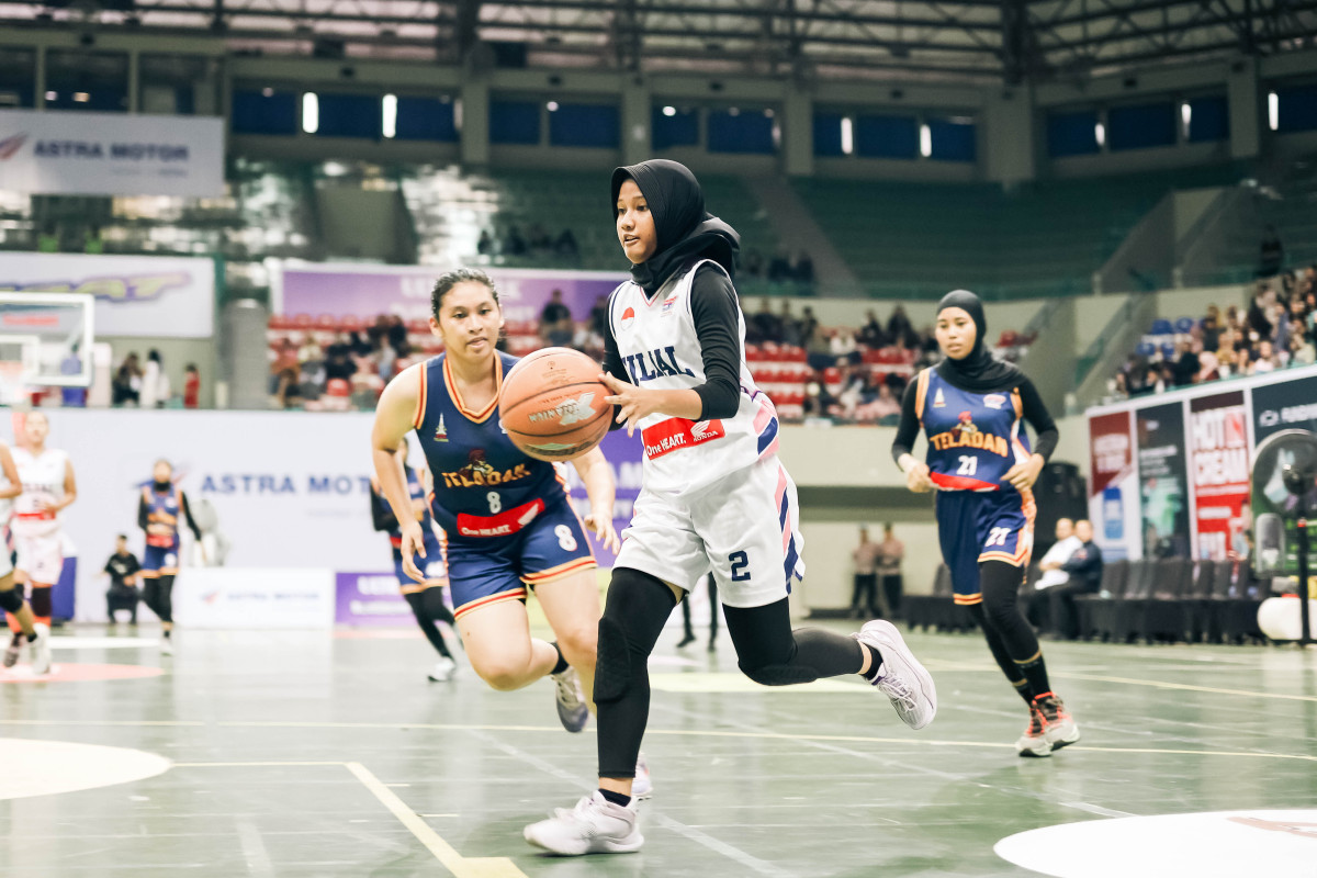 Penggawa SMAN 1 Bantul, Imara Nuruzzaida dalam kemenangan atas SMAN 1 Teladan di DBL Yogyakarta