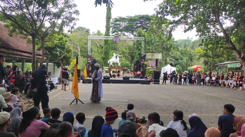 Bregada dari Panggungharjo sedang menampilkan pementasan drama perjuangan Pangeran Diponegoro dalam melawan penjajah Minggu (19/10)