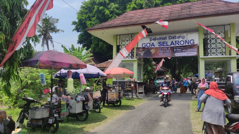RAMAI: PKL yang ada di Goa Selarong saat Festival Bregada Rakyat DIY 2025 Minggu (19/10)
