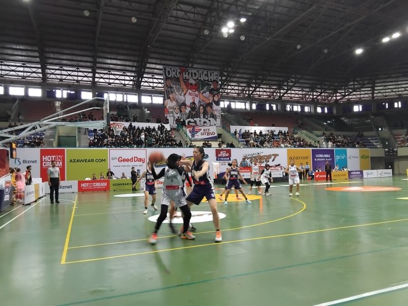 Tim putri SMA Bopkri 1 Yogyakarta saat menghadapi tim SMAN 5 Yogyakarta di GOR UNY, Minggu (19/10).