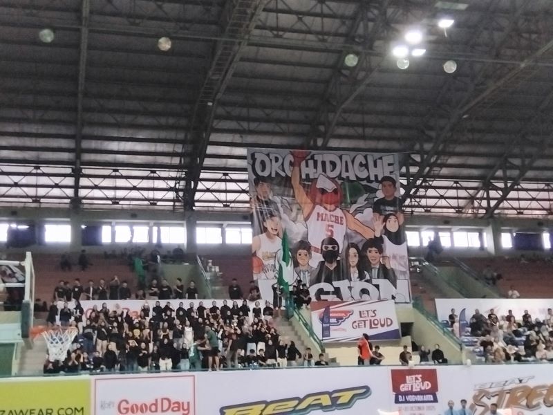 Para suporter SMAN 5 Yogyakarta, Orchidache Legion saat mendukung timnya berlaga, Minggu (19/10).