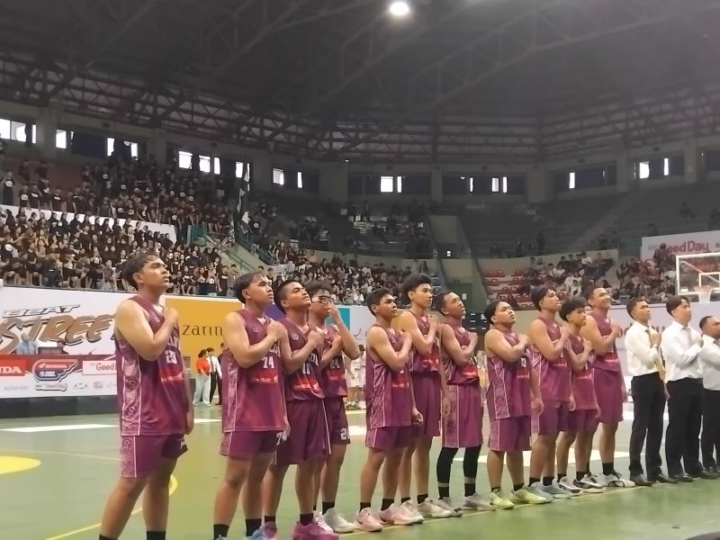 Tim putra SMAN 10 Yogyakarta saat melawan tim SMAN 9 Yogyakarta di GOR UNY, Minggu (19/10).