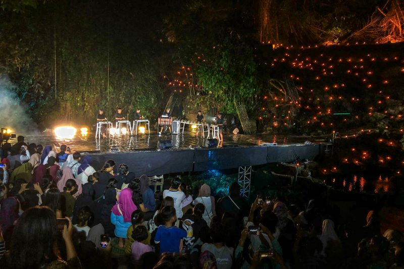 PEDULI LINGKUNGAN: Gelaran Bedog Arts Fest 2025 di atas Sungai Bedog MInggu (19/10). Pentas yang digelar Studio Banjarmili, Kradenan, Banyuraden ini menggunakan lampu