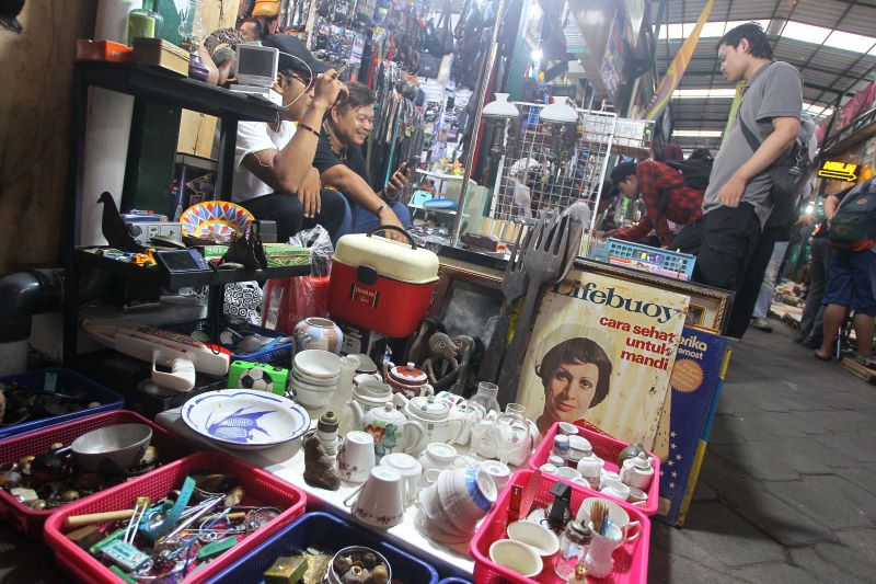 KEMBALI BERGAIRAH: Suasana pengunjung event Loakarta di Pasar Klithikan Pakuncen Jogja, Minggu (19/10).