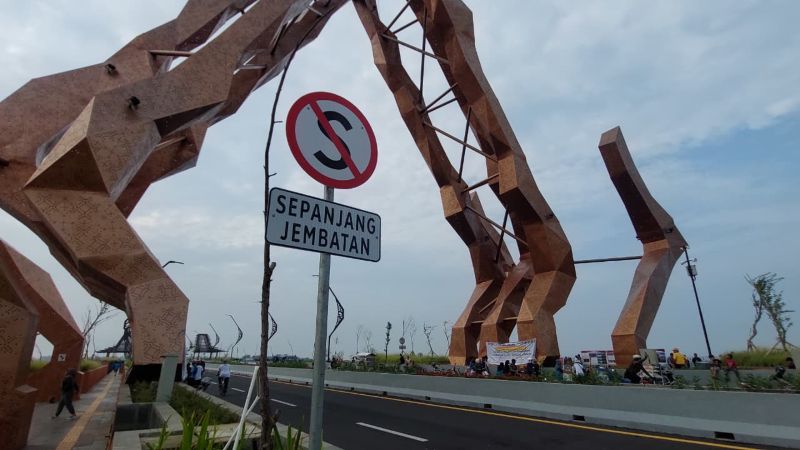 Jembatan Srandakan yang menghubungkan Kabupaten Kulon Progo dan Bantul.