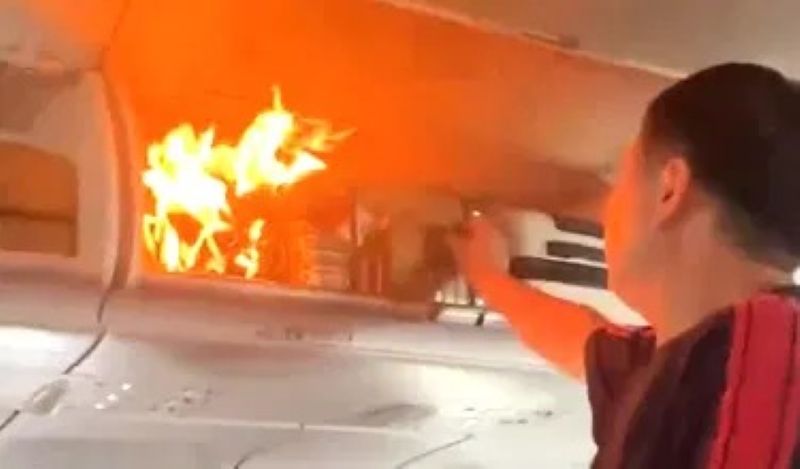 Salah satu kabin bagasi pesawat China Air terbakar akibat power bank, Sabtu (18/10/2025).