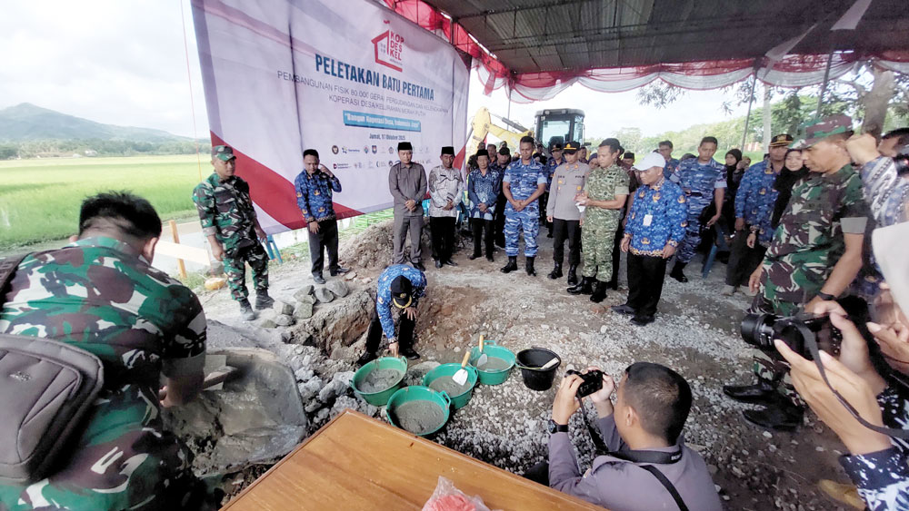 PEMBANGUNAN: Pemkab dan Kodim 0731 melakukan peletakan batu pertama gerai KDMP.
