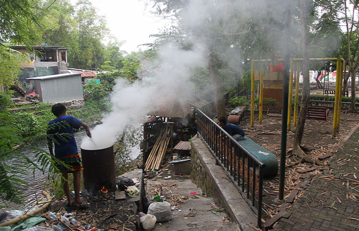 MANDIRI: Warga membakar sampah di sisi belakang RTHP Flamboyan, Kricak, Kemantren Tegalrejo, Jogja, kemarin (19/10).